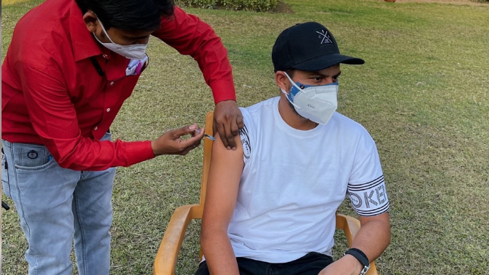 Kuldeep Yadav पर पर लगे गंभीर आरोप, अस्पताल की जगह गेस्ट हाउस में लगवाई Covid vaccine, Photo Viral