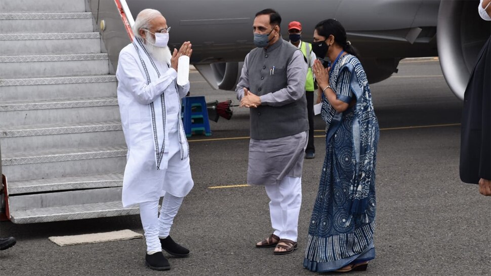 PM Modi भावनगर पहुंचे, ताउ-ते प्रभावित इलाकों के हालात का करेंगे हवाई सर्वेक्षण