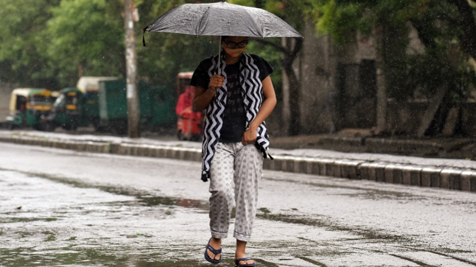 Cyclone Tauktae के कारण Delhi में हो रही बेमौसम बारिश, मई में दर्ज हुआ 70 साल में सबसे कम अधिकतम तापमान