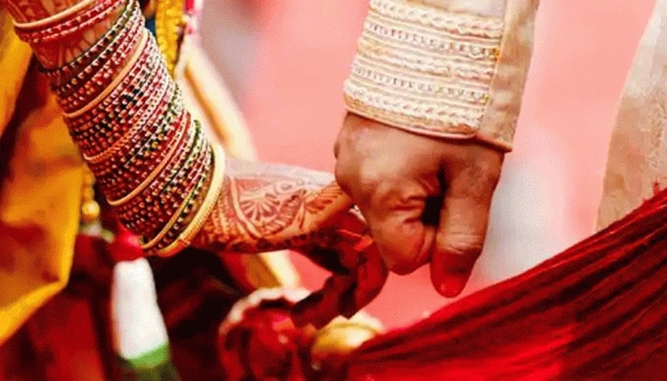 पुराने ब्वॉयफ्रेंड को देनी थी तकलीफ, इसलिए किराये पर मंगाया दूल्हा और करली 'शादी'