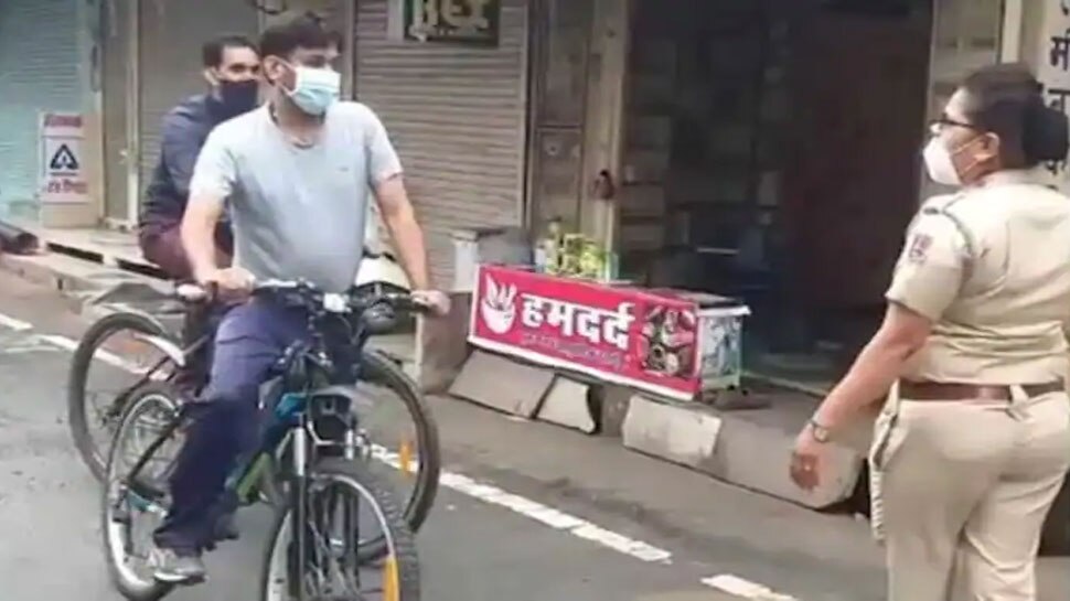 Rajasthan: Lockdown में साइकिल पर घूमते Bhilwara DM को महिला Constable ने रोका, जानिए फिर क्या हुआ?