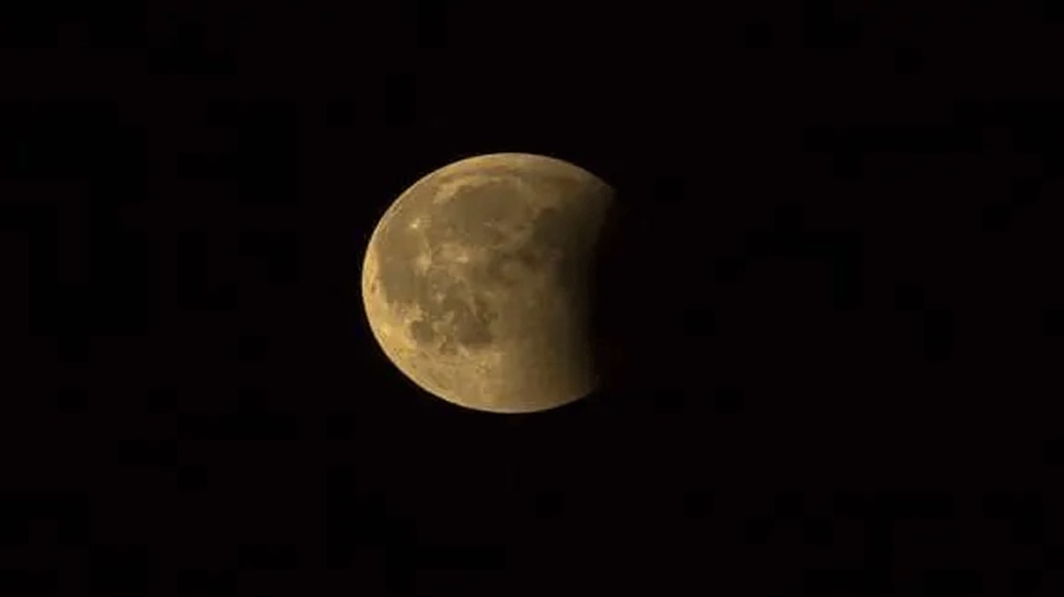 26 मई को होगा 'मांद्य चंद्र ग्रहण', जानें क्या होगा राशियों पर इसका असर?