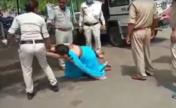 मास्क नहीं पहनने पर पुलिस ने सड़क पर की महिला की पिटाई, VIDEO हुआ वायरल