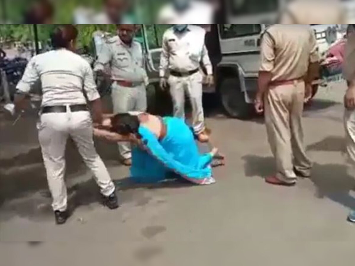 मास्क नहीं पहनने पर पुलिस ने सड़क पर की महिला की पिटाई, VIDEO हुआ वायरल