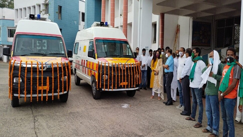 Dumka: MLA बसंत सोरेन ने प्रशासन को दी 2 एम्बुलेंस, हरी झंडी दिखाकर किया रवाना