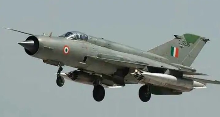 पंजाब के मोगा में IAF का मिग-21 विमान क्रैश, हादसे में पायलट ने गंवाई जान