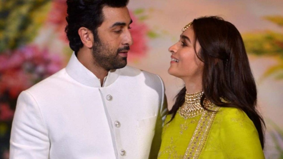 Alia Bhatt कर रही थीं लाइव चैट, Video में शर्टलेस घूम रहे थे Ranbir Kapoor