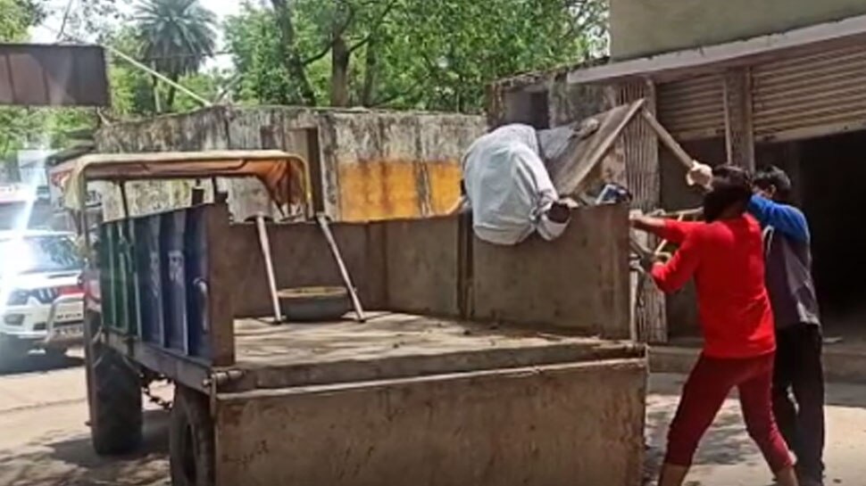 शर्मनाक! कचरे की गाड़ी में शव को रख कर ले गए सफाई कर्मचारी, स्वास्थ्य प्रभारी पर गिरी गाज