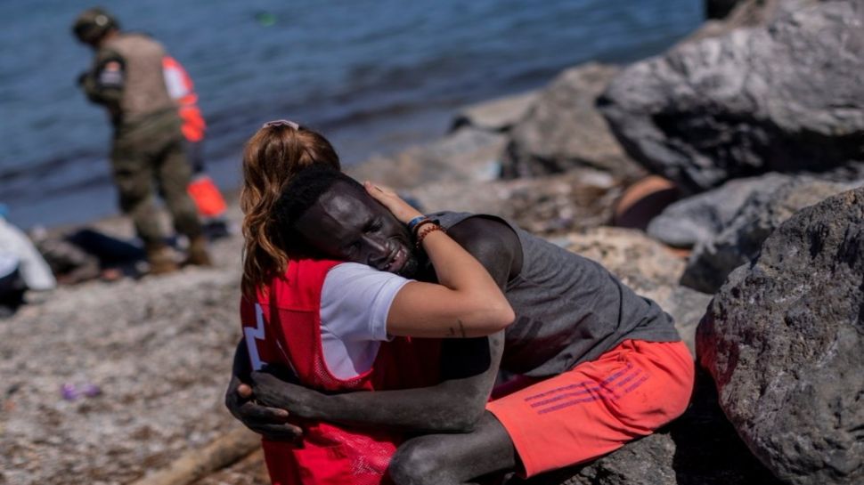 Spain: तस्वीर वायरल होने के बाद दो पक्षों में बंटा देश, अश्वेत शरणार्थी को लड़की ने लगाया था गले