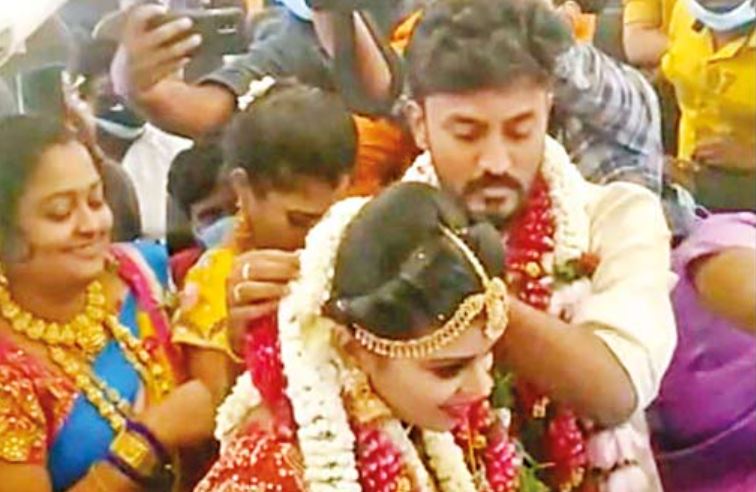 Marriage Flight में दूल्हे ने पहनाया मंगलसूत्र, कोरोना काल में अनोखी शादी