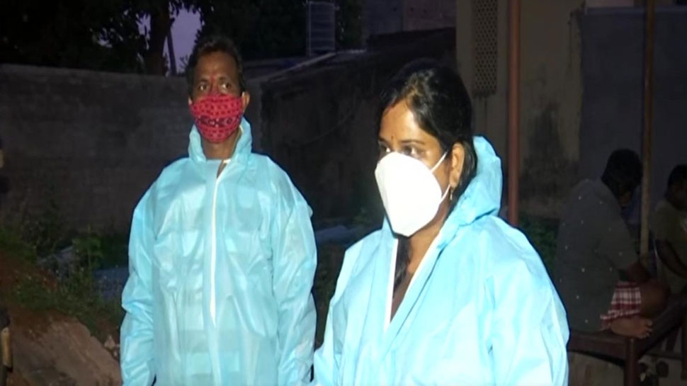 Odisha: लावारिस शवों का अंतिम संस्कार करने के लिए Nurse ने छोड़ दी नौकरी, लोगों ने महिला को किया सलाम