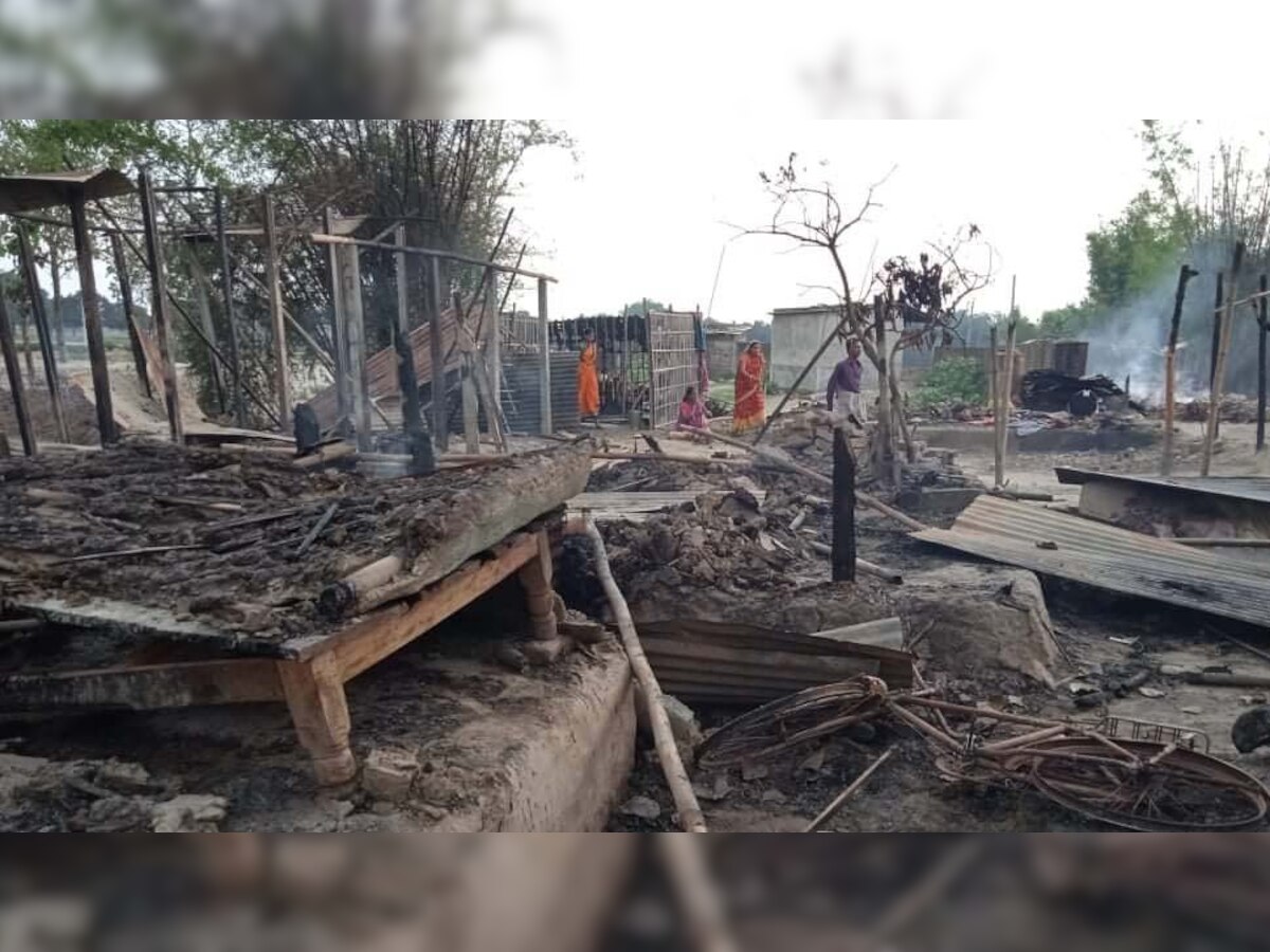 पूर्णिया के नियामतपुर गाँव में आग लगाने के बाद घरों का मलबा 