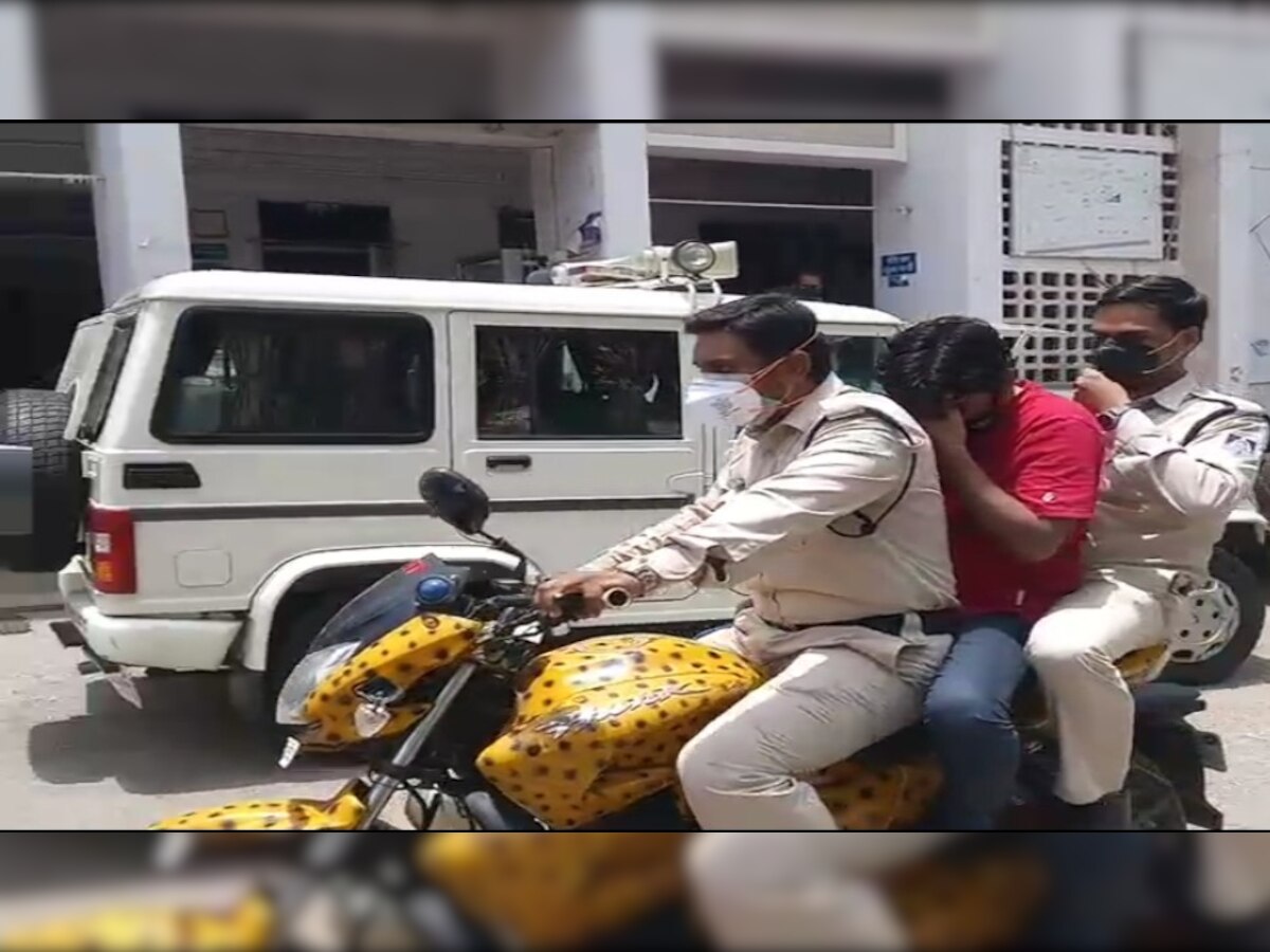 आरोपी को बाइक पर बैठाकर ले जाते पुलिसकर्मी 