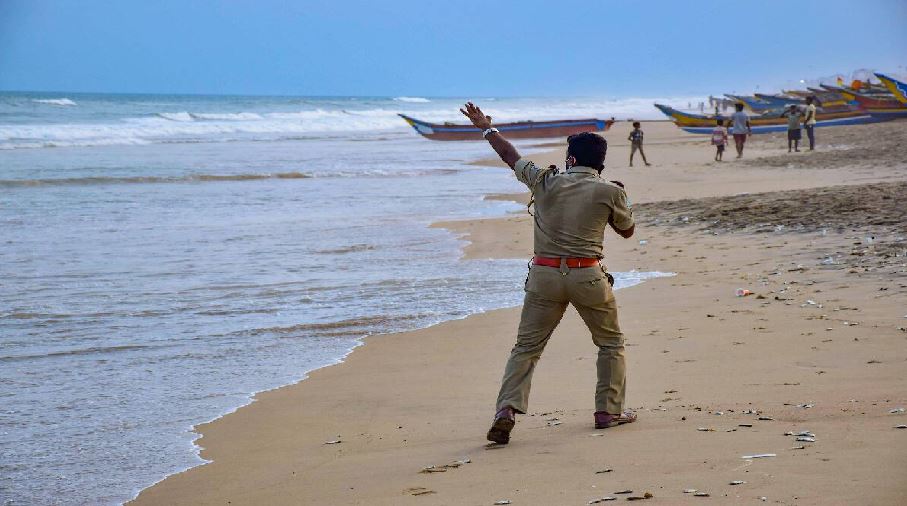 Cyclone Yaas: तट से टकराने से पहले बंगाल-ओडिशा में हाई अलर्ट, लाखों लोगों को सुरक्षित स्थानों पर पहुंचाया