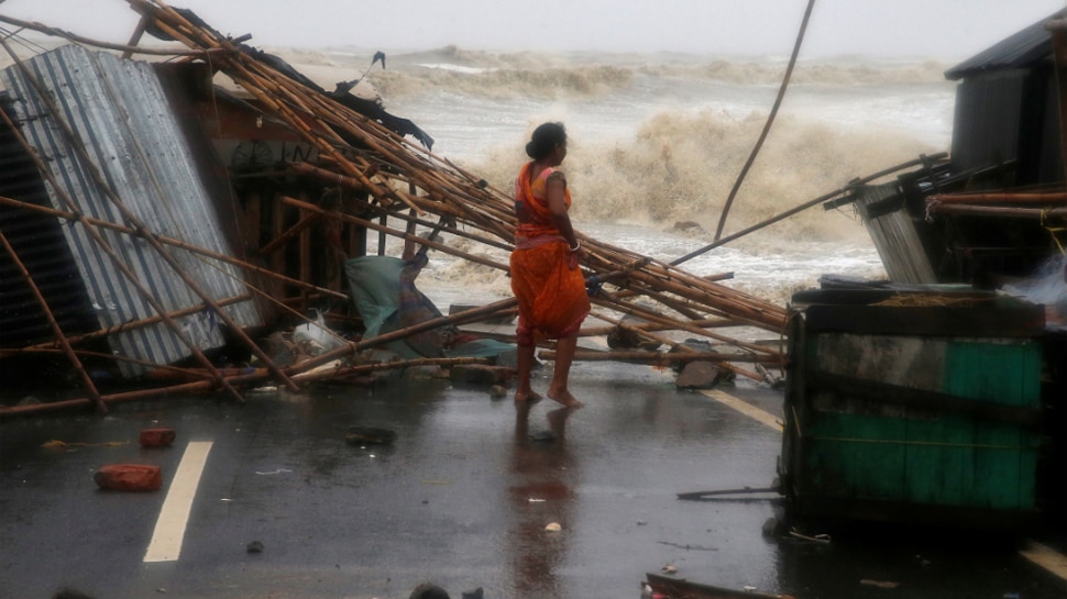 Impact of Cyclone Yaas: लैंडफॉल के साथ ही तबाही मचाने लगा 'यास', Videos में देखें चक्रवाती तूफान का तांडव