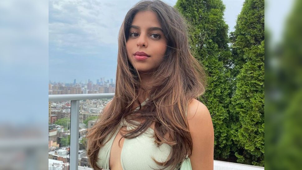 Suhana Khan के बिकिनी अवतार ने मचाया तहलका! गर्लगैंग के संग स्विमिंग पूल में दिए पोज