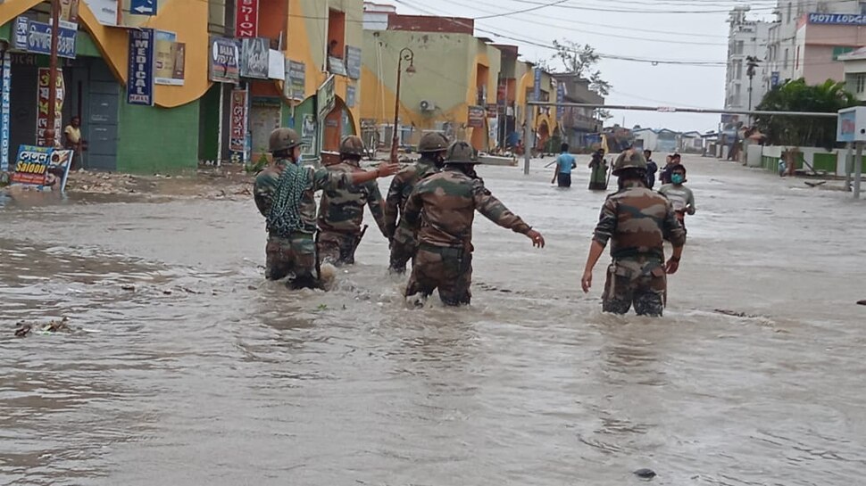 सेना ने लोगों को सुरक्षित बाहर निकाला Army evacuates people safely