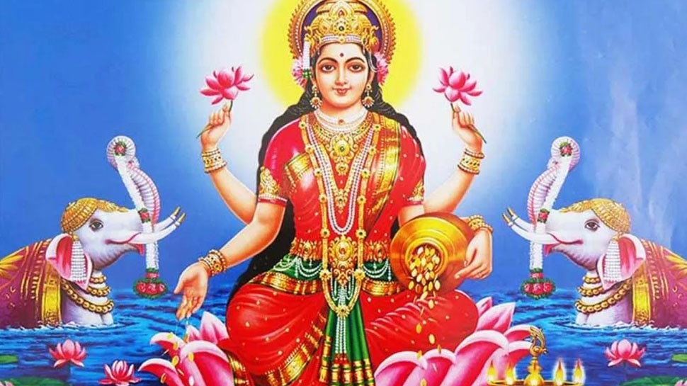 Devi Laxmi Puja: By worshiping Goddess Lakshmi on Friday, people get wealth | Devi Laxmi Puja: Friday को मां लक्ष्मी की करें पूजा, होती है धन संपदा की बरसात | Hindi News, धर्म
