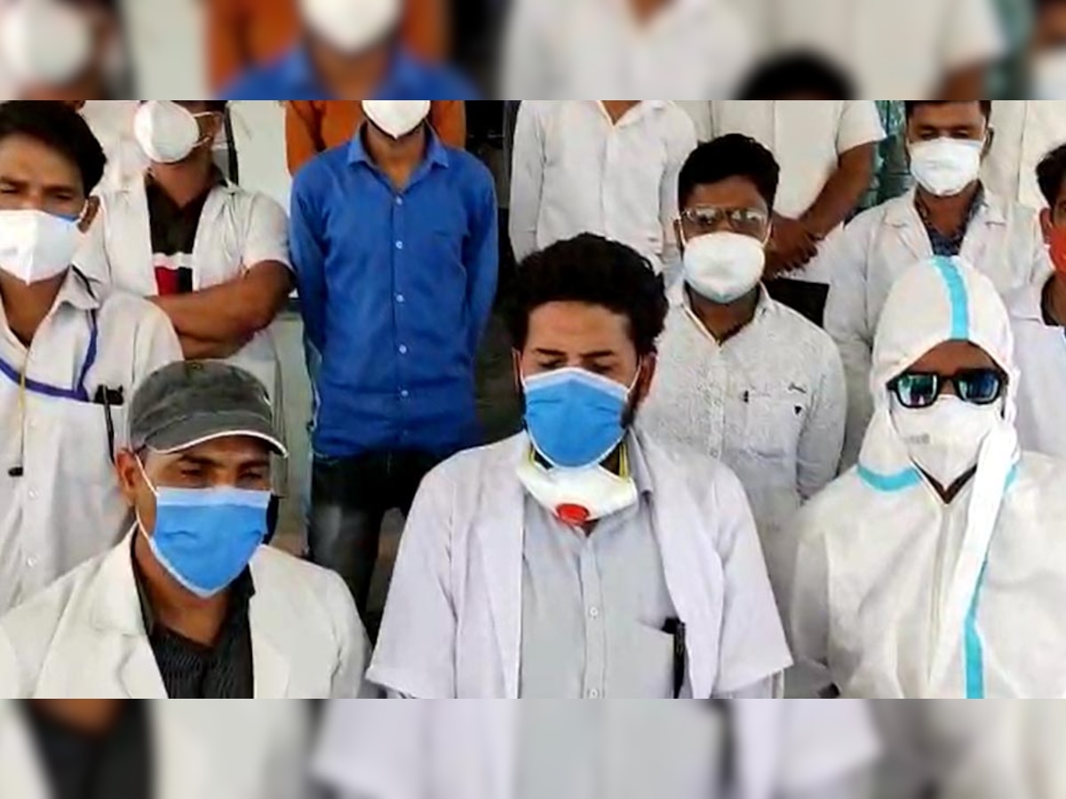 संविदा स्वास्थ्य कर्मचारियों का अनोखा प्रदर्शन, सड़क पर PPE किट में मांगी भीख