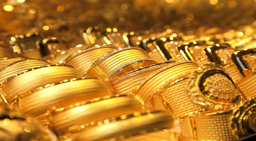 Gold Price: सोने के दाम में आई भारी गिरावट, रिकॉर्ड कीमत से 6 हजार रुपये सस्ता हुआ सोना 