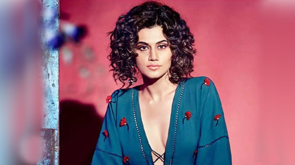 Opps Moment: फोटो में जरूरत से ज्यादा ऊपर उड़ गई Taapsee Pannu की ड्रेस, लोग बोले- ये क्या एंगल है भाई?