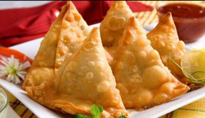 बाजार में तो मिल नहीं रहा, जानिए Twitter पर इतना क्यों छन रहा है Samosa