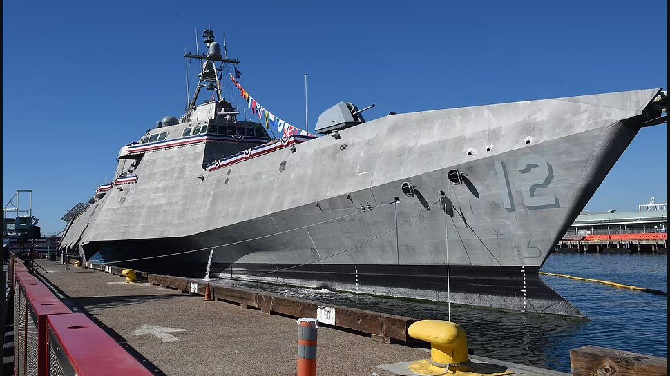 अमेरिकी नौसेना के नाविकों ने देखे एलियन? USS Omaha