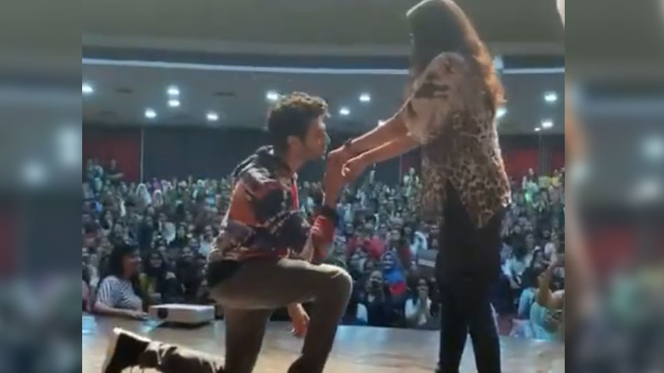 Kartik Aaryan ने घुटने पर बैठकर चूम लिए फैन के हाथ, VIDEO देख नहीं होगा यकीन