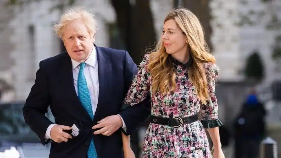 British PM बोरिस जॉनसन ने 23 साल छोटी गर्लफ्रेंड से गुपचुप रचाई शादी, देखिए PHOTOS
