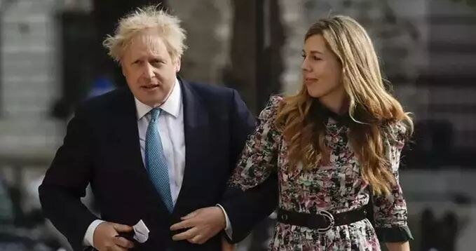 ब्रिटेन के PM Boris Johnson ने कैरी साइमंड्स से रचाई शादी, मच गया बवाल