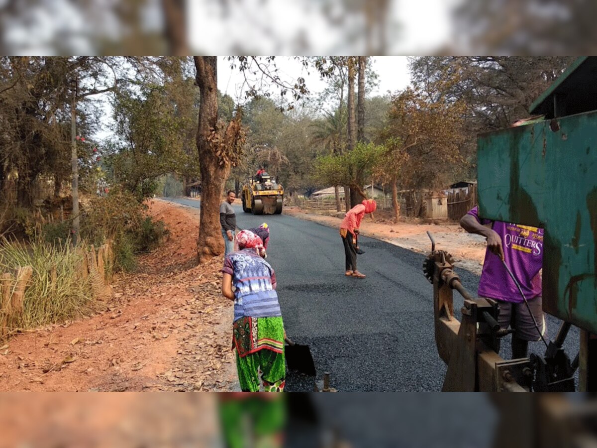 छत्तीसगढ़ के नक्सली इलाके में बनी पक्की सड़क, ग्रामीण बोले-'किसी सपने से कम नहीं रोड देखना'