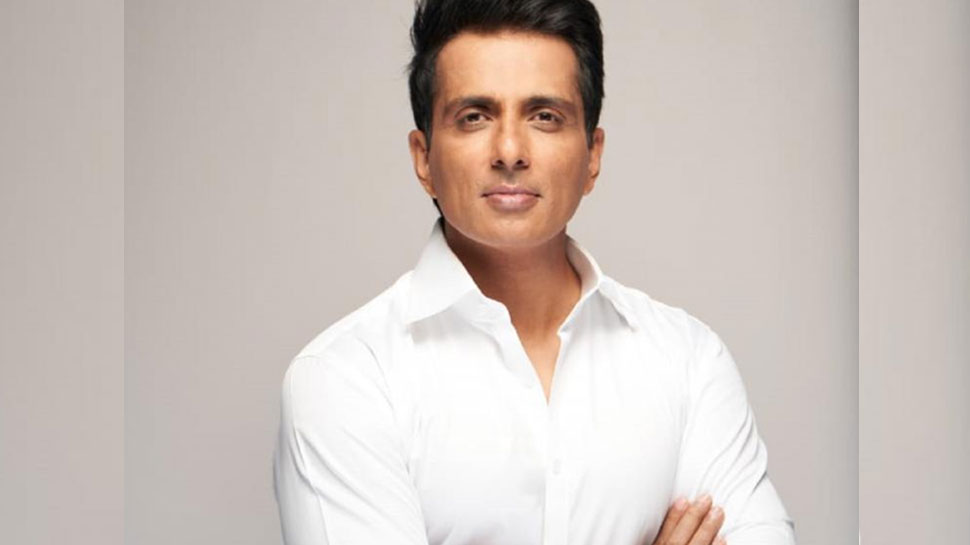 अपने नाम की मटन की दुकान देख चौंक गए Sonu Sood, जवाब देकर बोले- 'मैं शाकाहारी हूं'