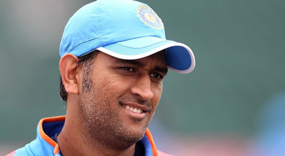 MS Dhoni से फैन ने कहा, 'ट्विटर नहीं बैटिंग पर ध्यान लगाओ', माही के जवाब ने लूट ली महफिल