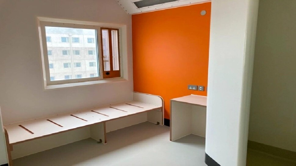 चमकदार रंगों से सजाईं गईं हैं दीवारें Britain prison cell walls decorated with bright colors