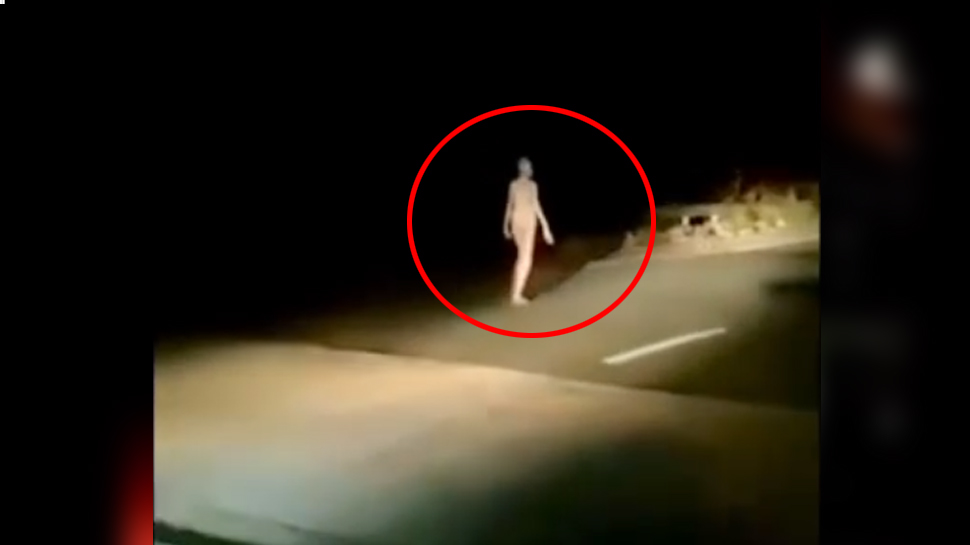 Video: एलियन या फिर भूत? सड़क पर घूमता दिखा तो बौखलाएं लोग Video: एलियन या फिर भूत? सड़क पर घूमता दिखा तो बौखलाएं लोग