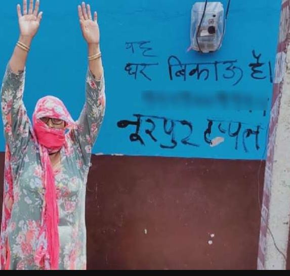 अलीगढ़ में 100 हिंदू परिवार पलायन को मजबूर, 'मकान बिकाऊ' का लगा रहे पोस्टर