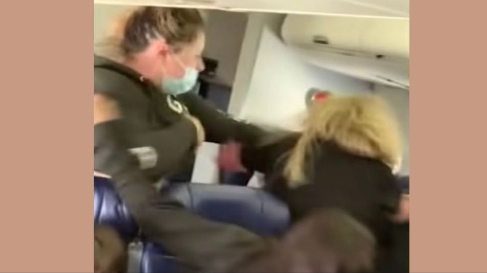 US: फ्लाइट अटेंडेंट ने सीट बेल्ट लगाने को बोला तो महिला यात्री ने मुंह पर मारा घूंसा, टूट गए दो दांत