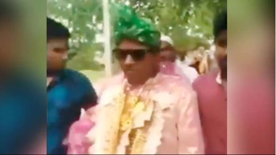 सैलाब आ गया तो पानी में ही बारात लेकर चल पड़ा दूल्हा, देखिए वायरल VIDEO