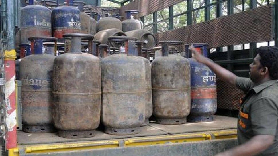 LPG Cylinder Price: Oil companies slashed 19 KG commercial cylinder prices by rs 122 in june | LPG ग्राहकों के लिए बड़ी राहत, 122 रुपये तक घट गए 19 किलो वाले कमर्शियल