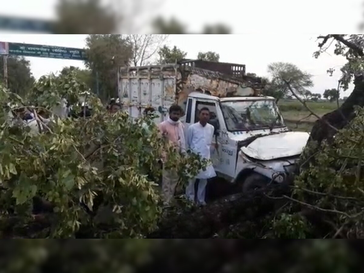 तेज आंधी में पेड़ ने गाड़ी को किया चकनाचूर, ड्राइवर की मौके पर ही दर्दनाक मौत