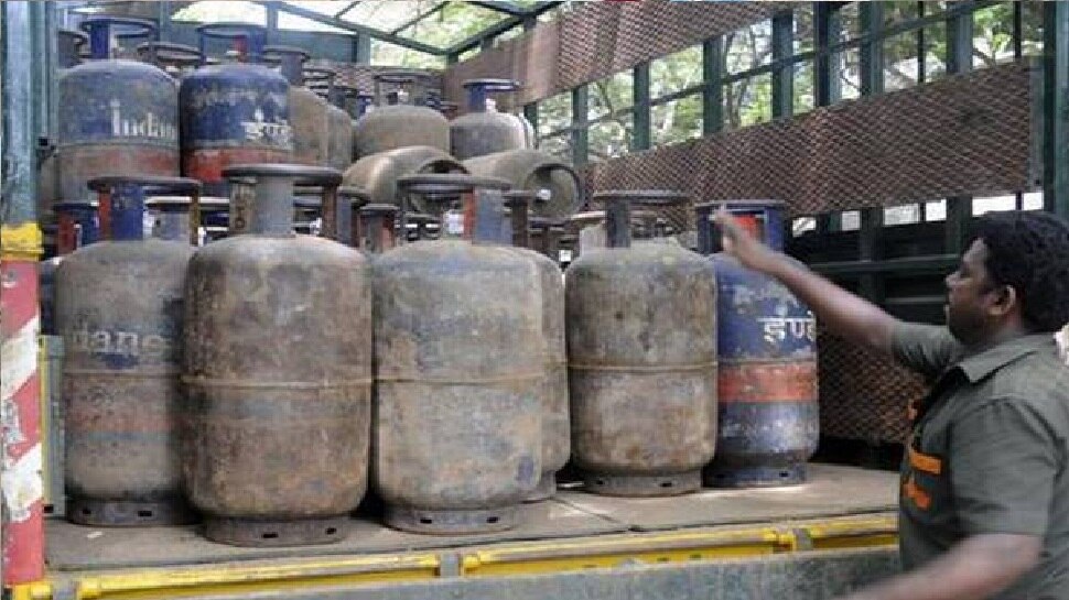 कमर्शियल सिलेंडर हुआ सस्ता, घरेलू सिलेंडर के दाम 813 रुपये यथावत