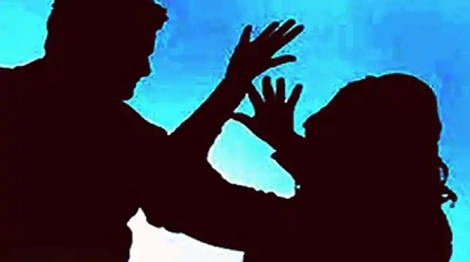 शर्मनाक! चतरा में डायन बताकर महिला को पीटा, बचाने आए बेटों पर भी जानलेवा हमला