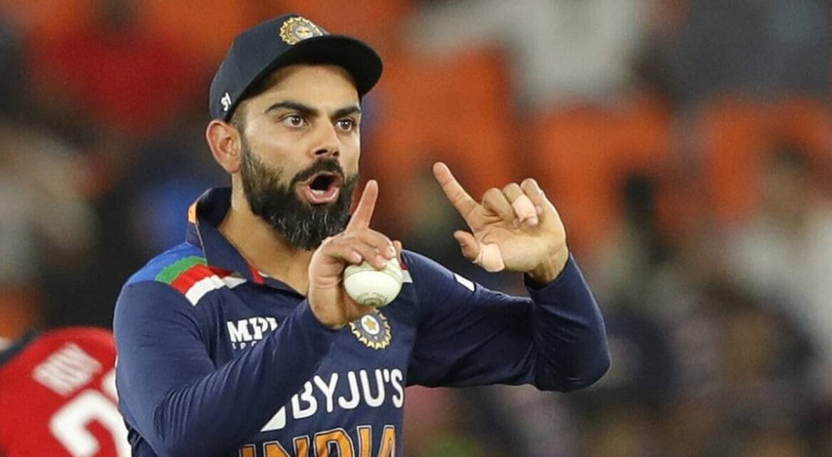 Virat Kohli को टक्कर देता है ये दिग्गज बल्लेबाज, स्पिन गेंदबाज के तौर पर किया था डेब्यू