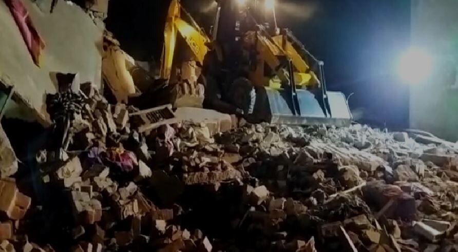 UP के गोंडा में सिलेंडर ब्लास्ट होने से ढह गई इमारत, हादसे में 8 लोगों की मौत