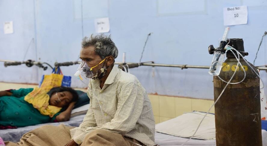 भारत में तेजी से घट रहे कोरोना के मामले, लेकिन नहीं थम रहा मौतों का सिलसिला