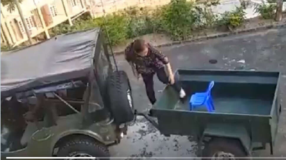 Viral VIDEO: कोरोना पॉजिटिव पत्नी को Quarantine Center ले   जाने पति ने लगाई अनूठी जुगाड़, Social Media पर हो रही तारीफ