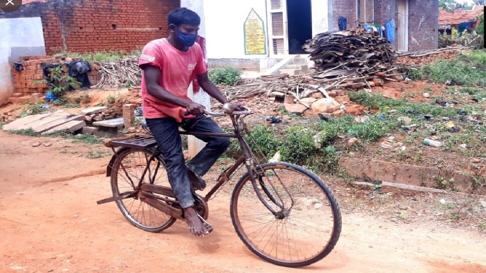 Karnataka: बेटे की Medicine लाने मजदूर ने साइकिल से किया 300 किमी का सफर, नेताओं को खरी-खोटी सुना रहे लोग
