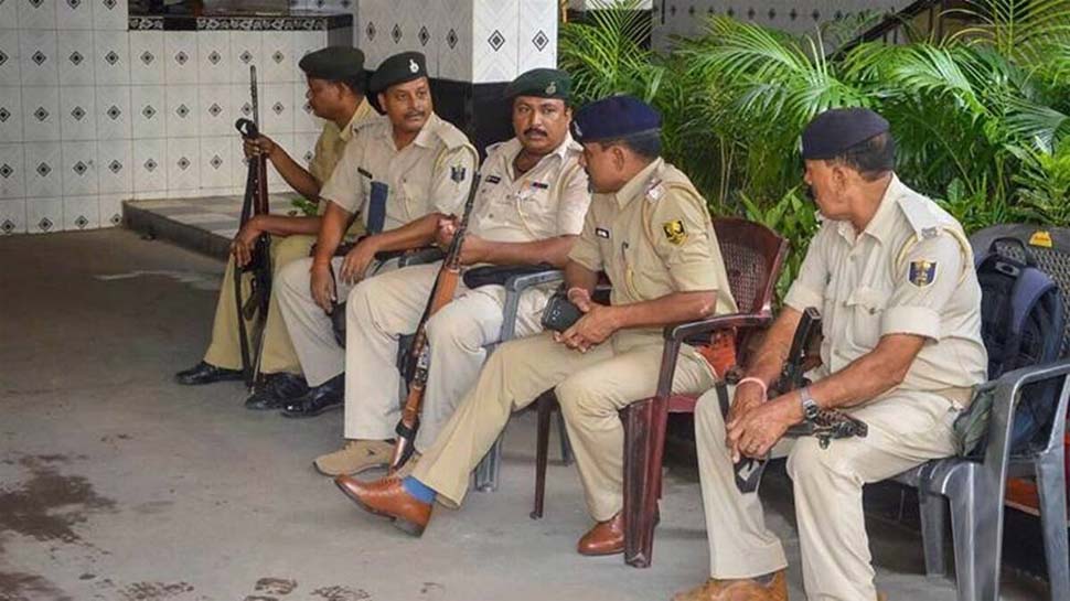 बिहार पुलिस के जवानों को लगा यह रोग, अब ऑन ड्यूटी सोशल मीडिया पर एक्टिव पाए गए तो खैर नहीं