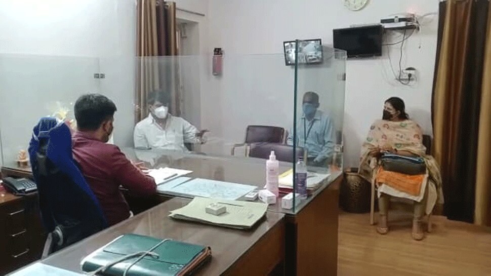 Chomu: पार्षदों के धरने के बाद पेयजल के लिए शुरू हुए प्रयास, SDM ने बुलाई मीटिंग