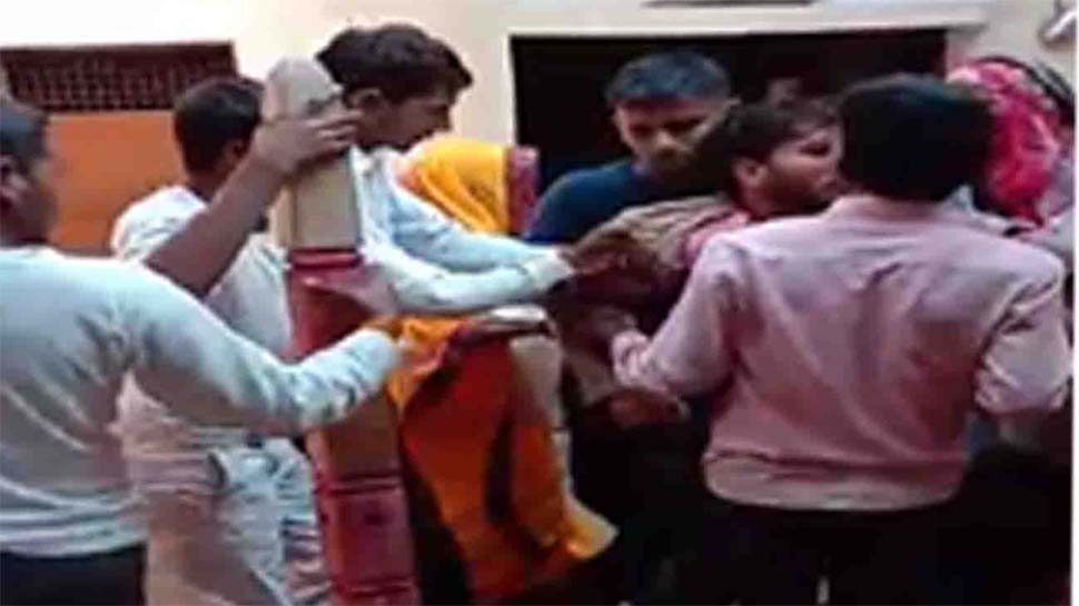 लड़की के घर भीड़ में घिरा प्रेमी लड़की के घर भीड़ में घिरा प्रेमी